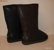 CIZME UGG AUSTRALIA CLASSIC TALL MODEL 2012 IMPERMEABILE NEGRE SI MARO TRANSPORT GRATUIT PRIN FAN COURIER+CADOU IN VALOARE DE MAXIM 10 LEI foto